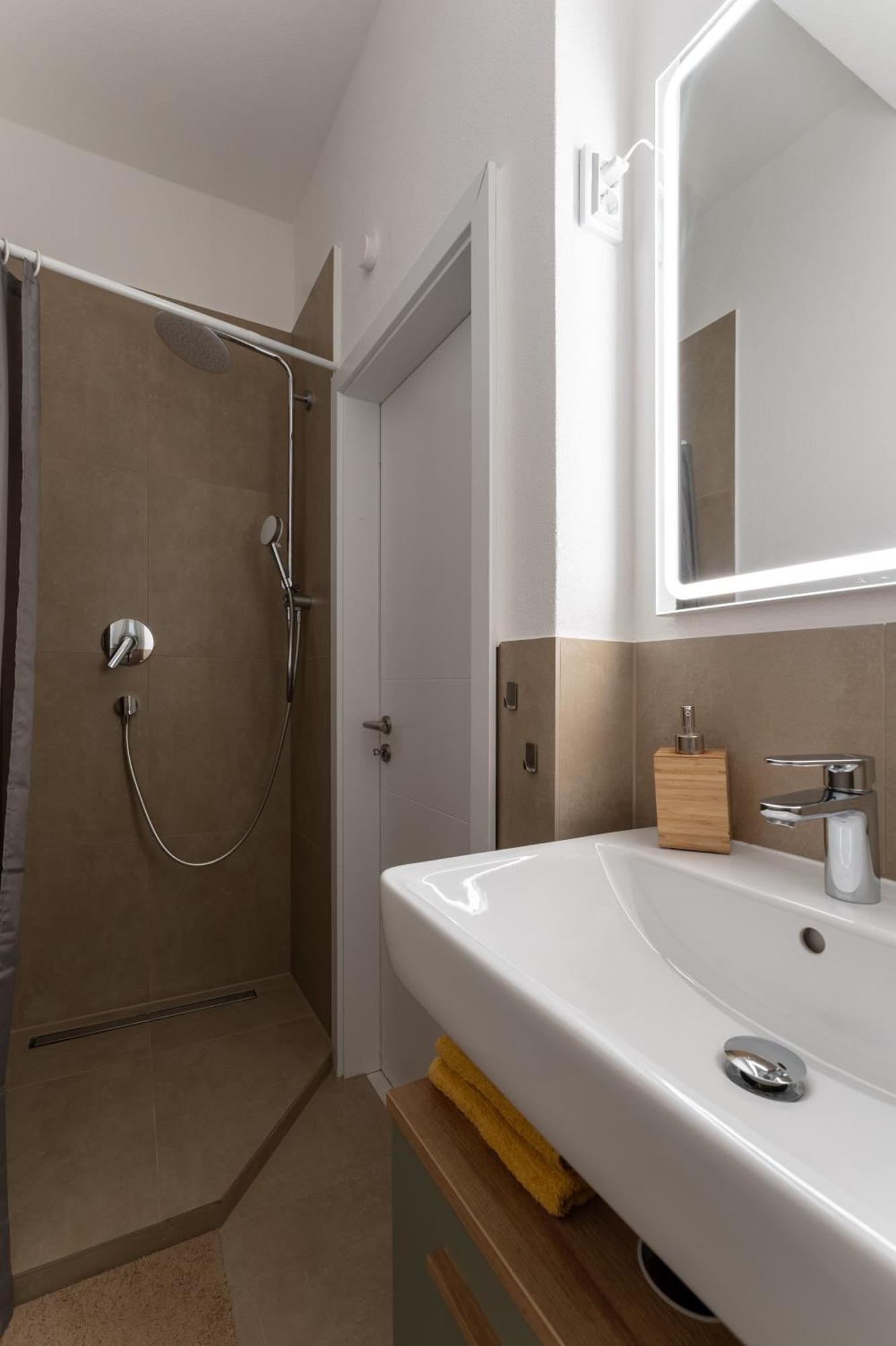 Modern Living Apartment - 3-Zimmer - Nuernberg Nord, Ruhige Seitenstrasse, Fusslaeufig Strassenbahn Luaran gambar
